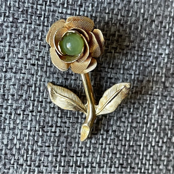 Vintage | Stem Rose with Green Gemstone Gold Tone Brooch Pin - Picture 10 of 11